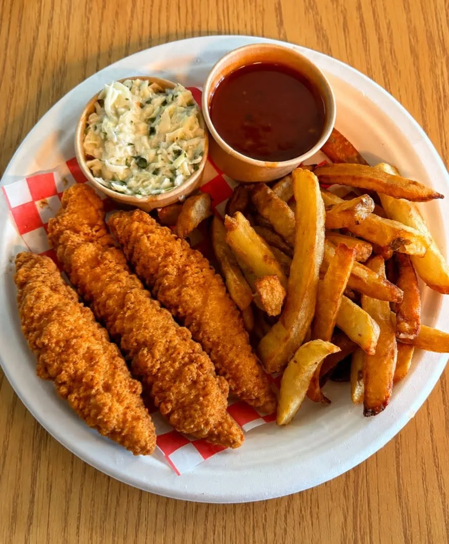 Doigts de poulet panés avec frites maison, salade de chou et sauce BBQ