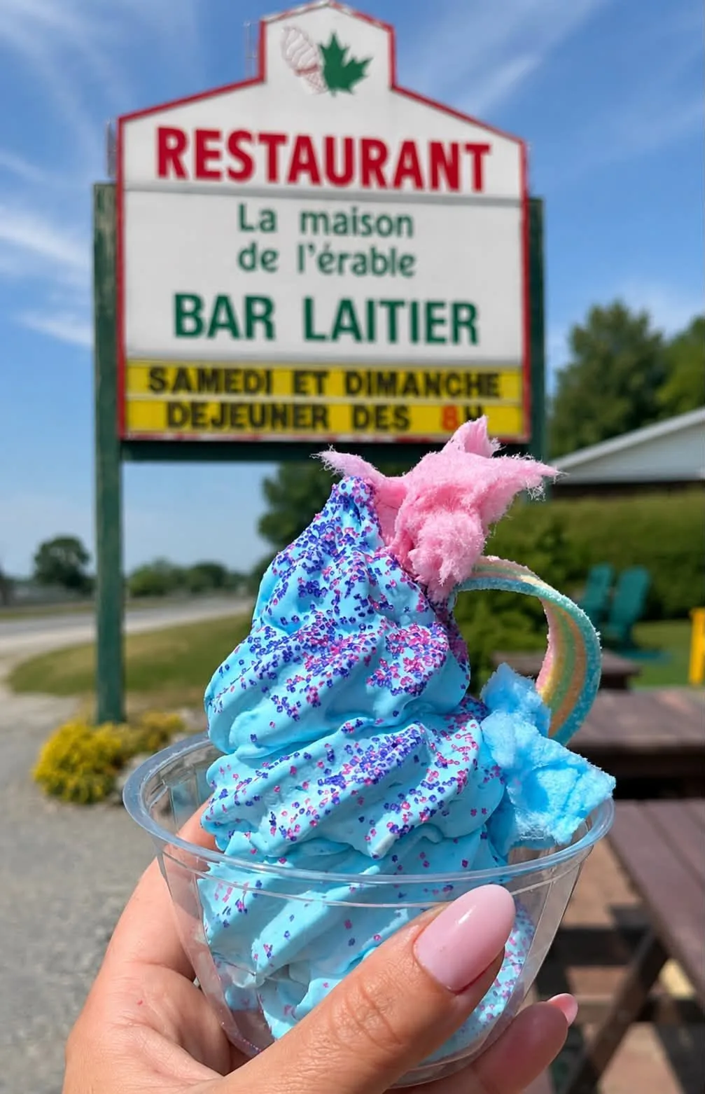 Enseigne du restaurant : « RESTAURANT La maison de l'érable — BAR LAITIER — SAMEDI ET DIMANCHE DÉJEUNER DÈS 8H », avec une coupe de molle à la barbe à papa au premier plan